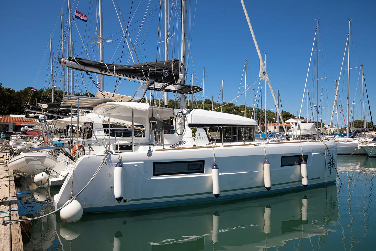 Lagoon 40 - 3 + 2 cab Yolo boat image