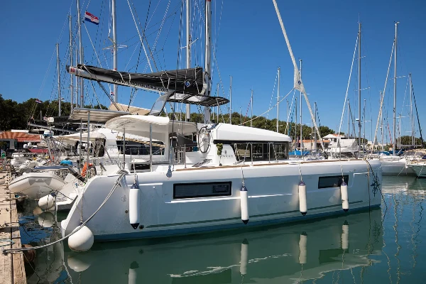 Lagoon 40 Yolo boat image