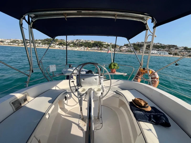 Hunter 320 Cami 3 boat image