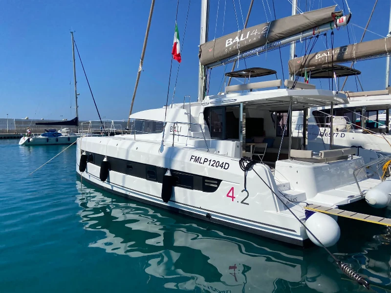 Bali 4.2 aMare boat image