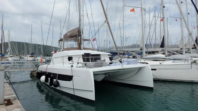 Bali 4.2 Blue Navy boat image