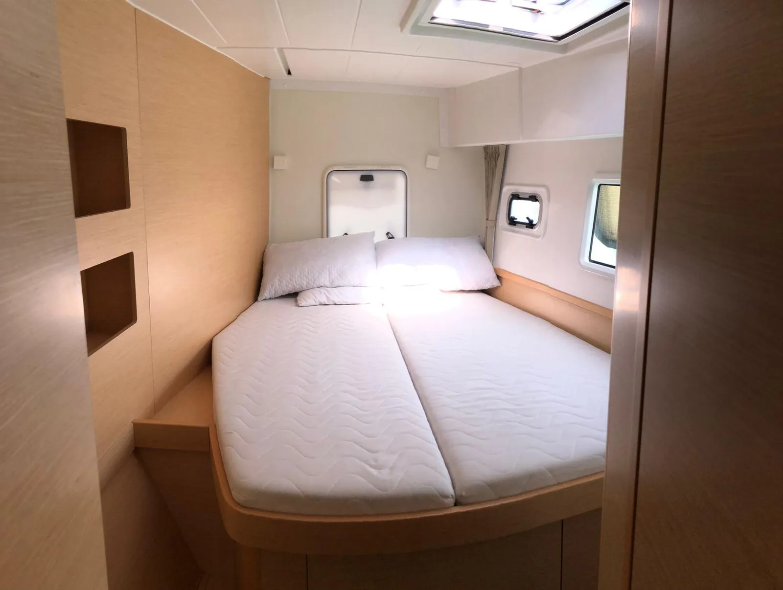 Lagoon 42 MAGAN 1 WATER MAKER - PANNELS  boat image