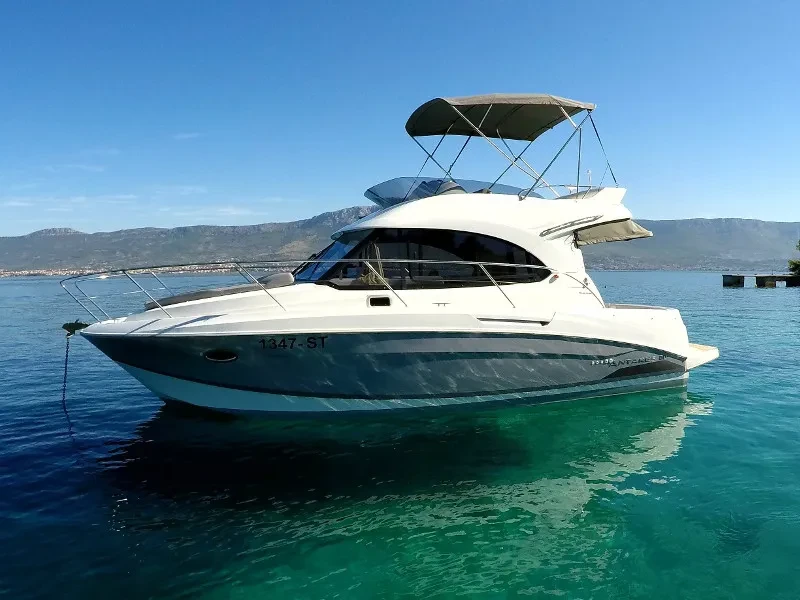 Antares 30 Fly Lumar SeaMotion boat image