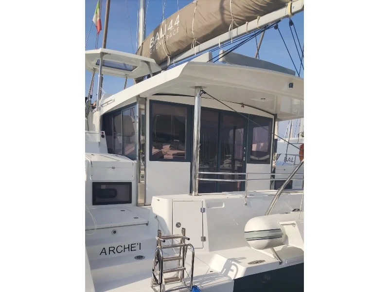 Bali 4.4 Archè boat image