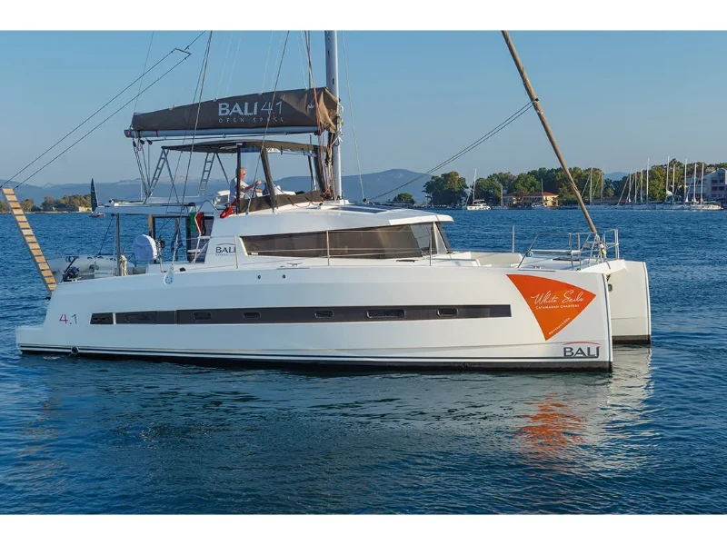 Bali 4.1 Paspartu | A/C generator watermaker boat image