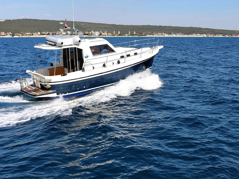 Adria 1002 Vektor Vella boat image