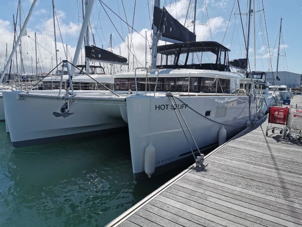 Lagoon 450 HOT STUFF boat image