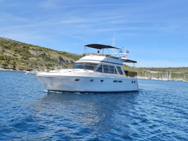 Yaretti 1570 Grazia boat image