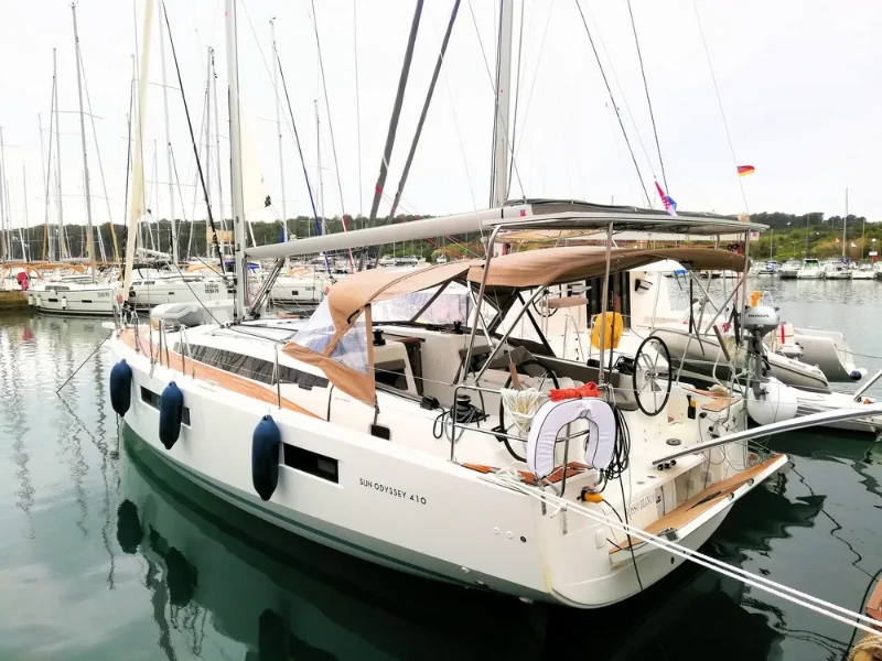 Sun Odyssey 410 Rosso Bianco boat image
