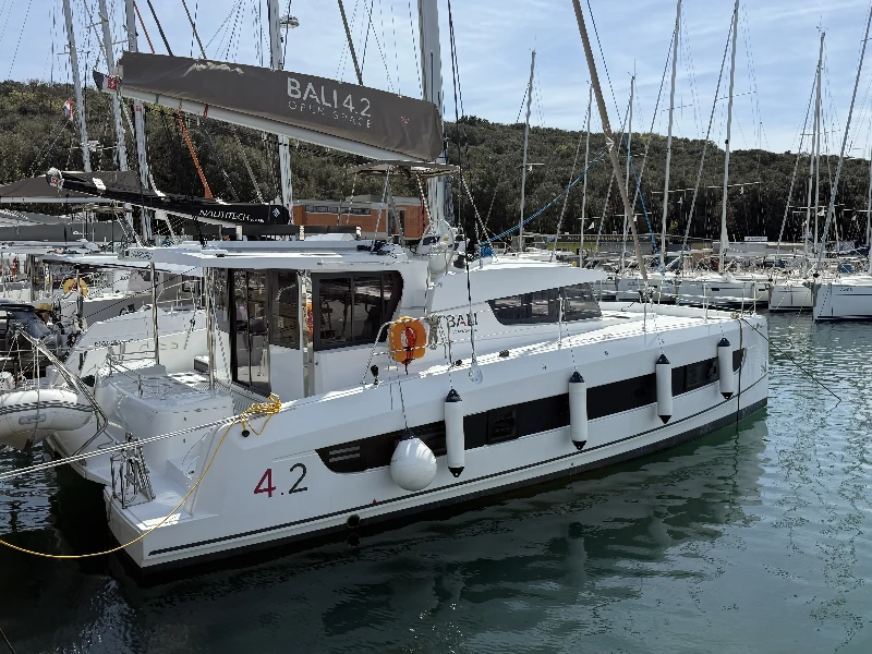 Bali 4.2 La Luna 77 boat image