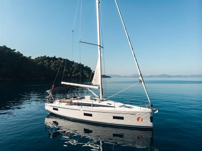 Bavaria C42 NOMAD boat image