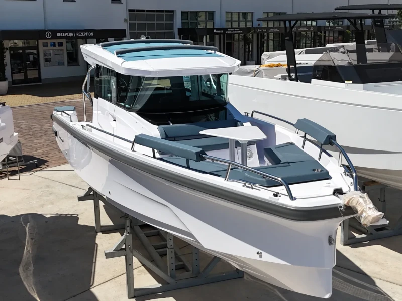 Axopar 29 XC Cross Cabin Ema boat image