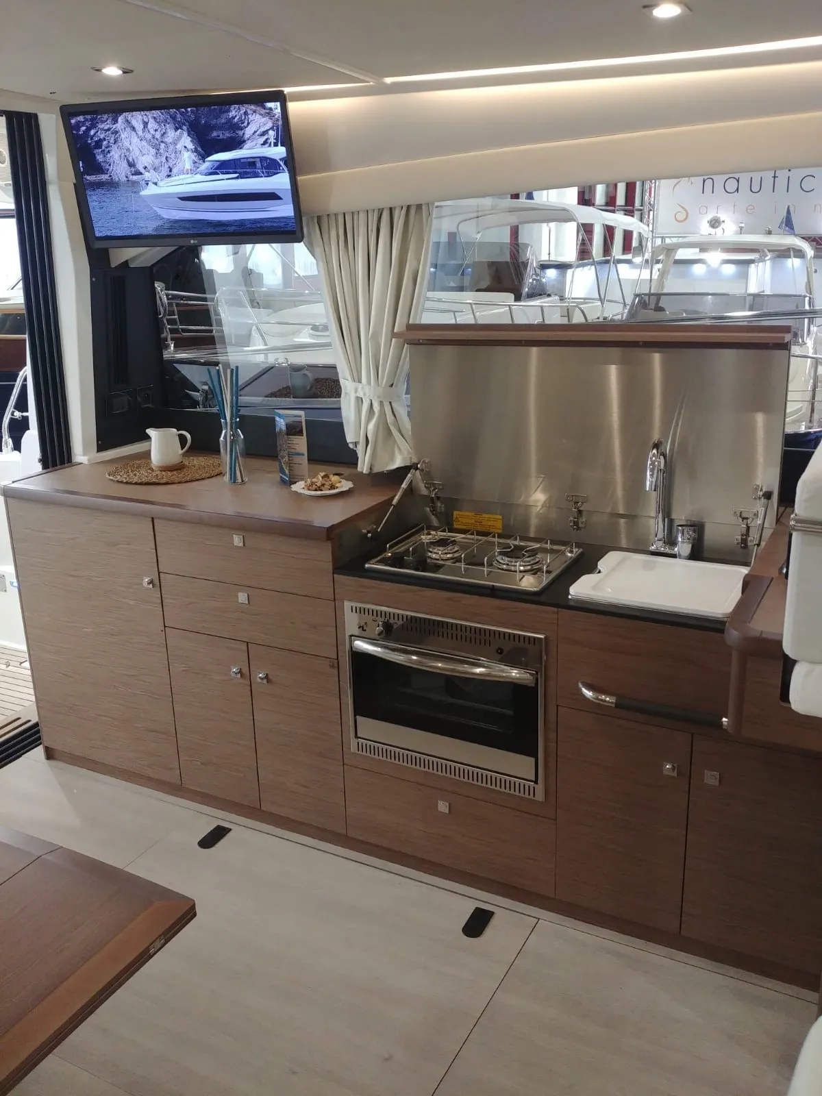 Image slide 261022
