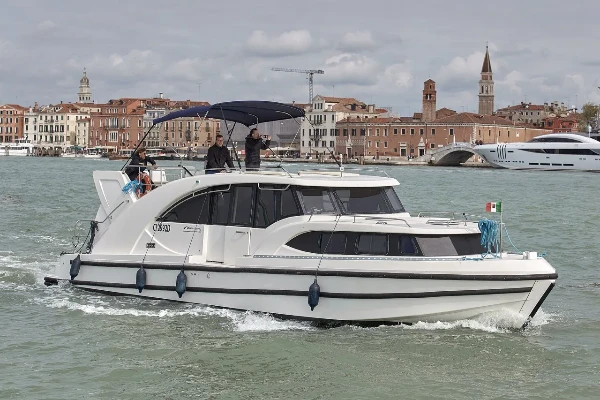Minuetto 6 07 boat image