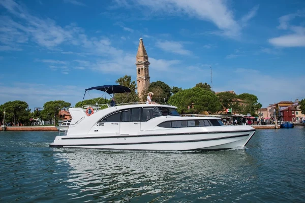 Minuetto 8 09 boat image