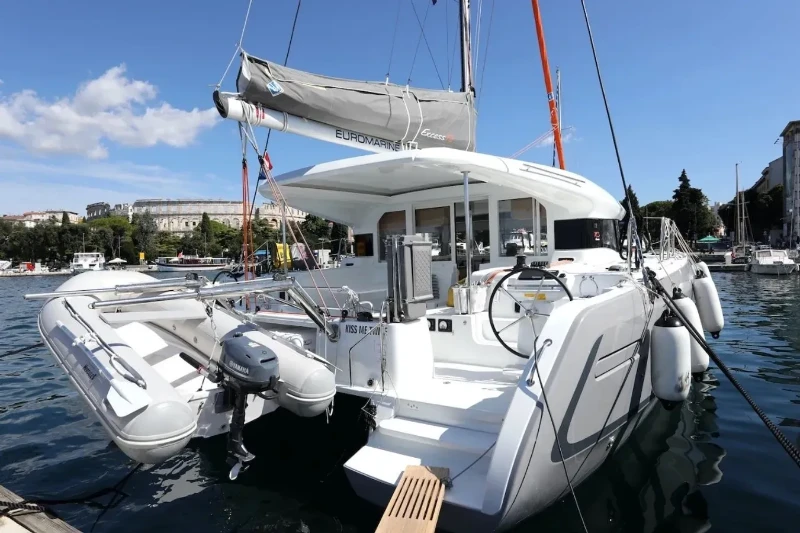 Excess 12 Kiss me twice boat image