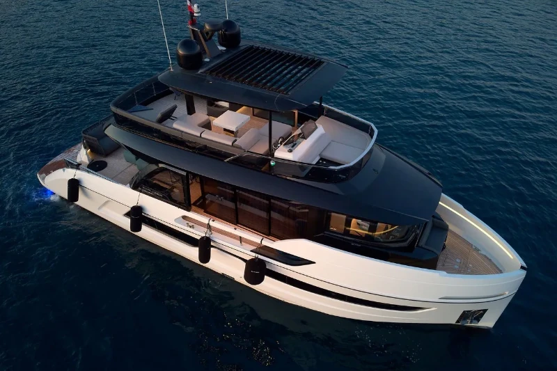 Bootsbild Explorer Fly 62 Blue Moon
