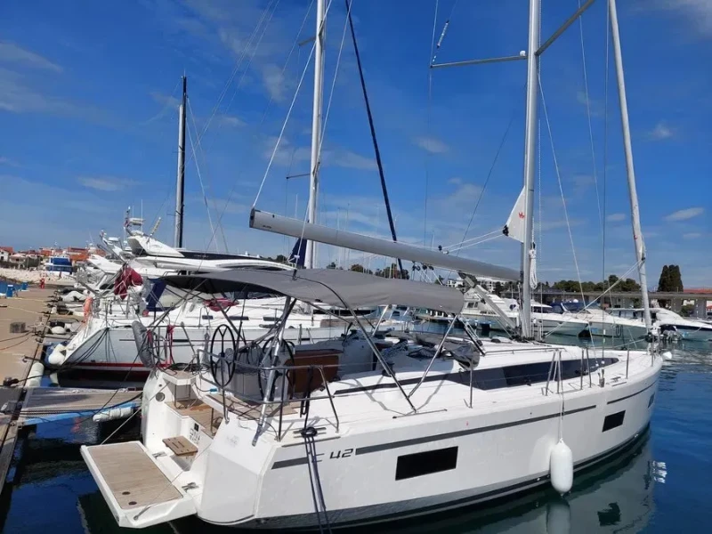 Bavaria C42 DNA boat image