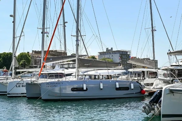 Excess 11 - 4 + 1 + 1 cab. Island Blue V boat image