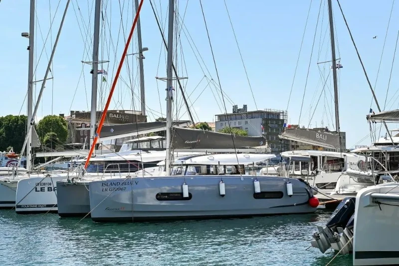 Excess 11 - 4 + 1 + 1 cab. Island Blue V boat image