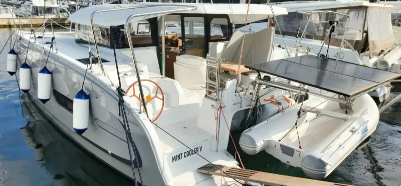 Excess 11 - 4 + 1 + 1 cab. Mint Cooler V boat image