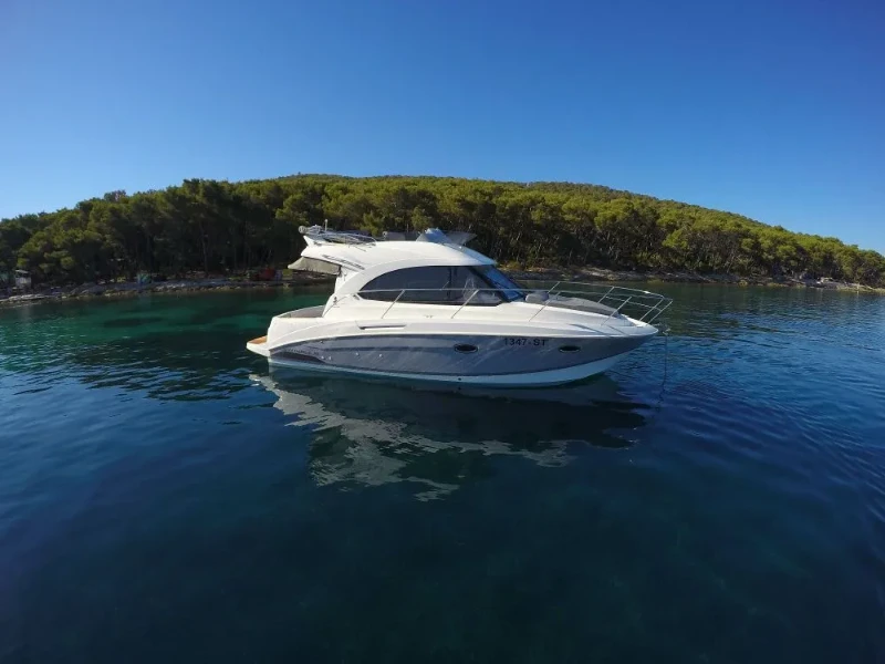 Antares 30 Lumar boat image
