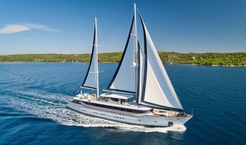 Omnia Omnia boat image