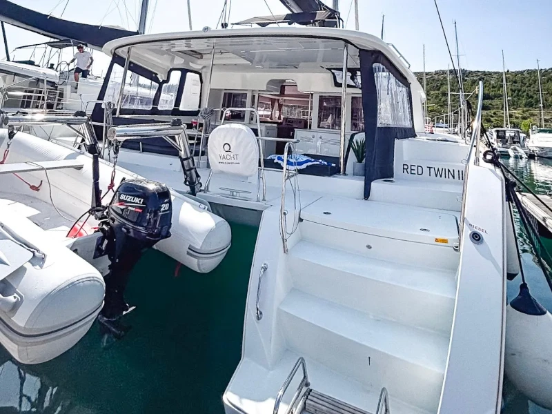Bootsfoto Lagoon 450 F Red Twin II