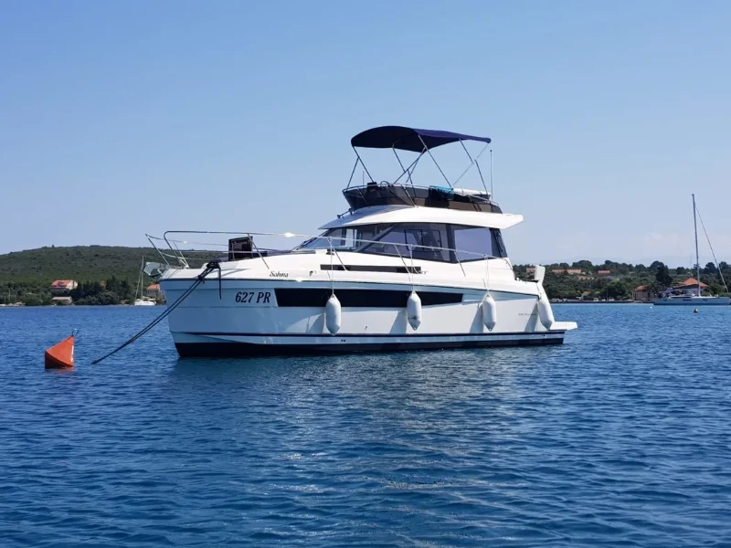 Platinum 989 Fly Sabina boat image